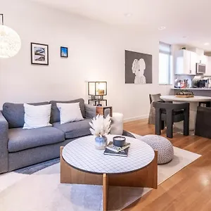 Ballard's Pet-friendly Mid Century + Rooftop Deck Holiday home Seattle
